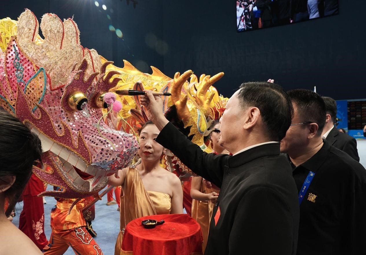 出席開(kāi)賽儀式的領(lǐng)導(dǎo)及嘉賓共同為參賽龍獅隊(duì)點(diǎn)睛。（受訪者供圖）