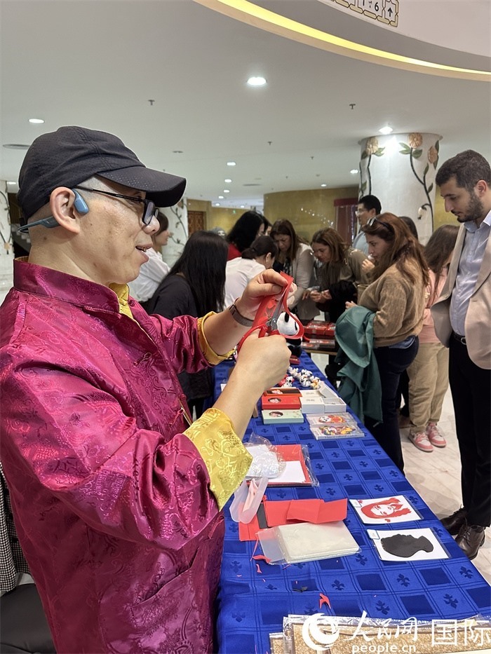 中國傳統(tǒng)非物質文化遺產傳承人展示技藝 。人民網(wǎng)記者 郝瑞敏攝