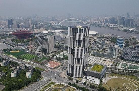 位于中國(guó)上海浦東新區(qū)世博園區(qū)的金磚國(guó)家新開(kāi)發(fā)銀行總部大樓（2022年6月17日攝，無(wú)人機(jī)照片）。新華社記者方喆攝