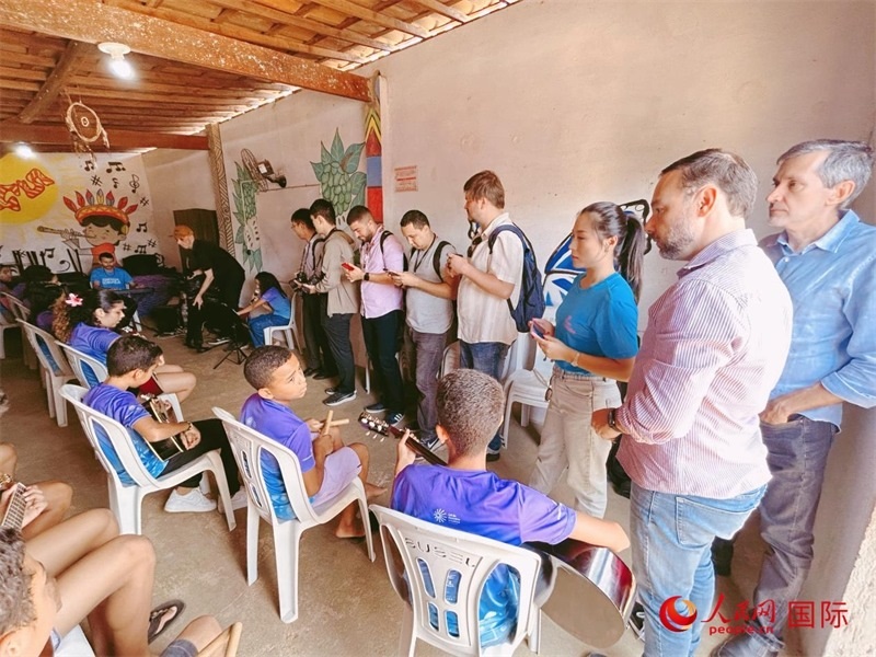  受益于中國企業(yè)的“青少年成長(zhǎng)”項(xiàng)目，700多名當(dāng)?shù)厍嗌倌甑囊魳泛妥闱驂?mèng)想插上了翅膀。圖為聯(lián)合采訪團(tuán)正在采訪參加音樂培訓(xùn)的孩子們。 人民網(wǎng)記者 陳一鳴攝