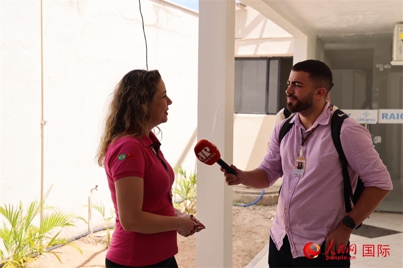 國網(wǎng)巴電文化中心負(fù)責(zé)人達(dá)尼埃拉·帕戈托接受參加聯(lián)合采訪團(tuán)的巴西記者采訪。 人民網(wǎng)記者 時(shí)元皓攝