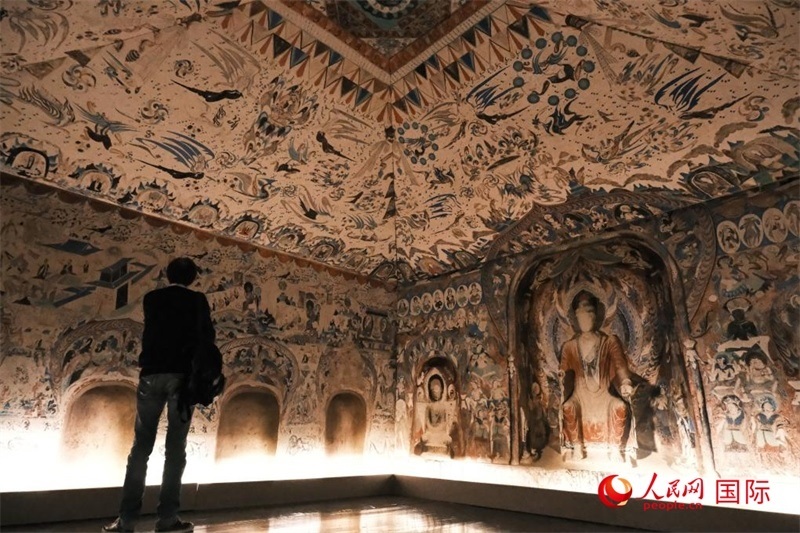 觀眾仿佛置身于數(shù)字復(fù)原的敦煌第285窟。人民網(wǎng)記者 尚凱元攝 