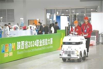 參賽選手在陜西省2024職業(yè)技能大賽新能源汽車智能化技術賽項比賽中。新華社記者 張博文攝