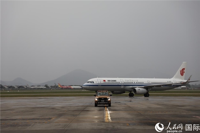 國航上?！觾?nèi)首班飛機抵達河內(nèi)內(nèi)排機場。人民網(wǎng)記者 楊曄攝