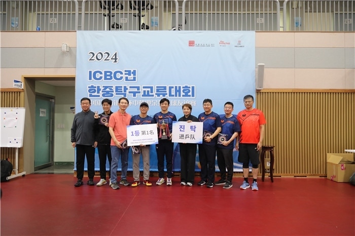 獲得第一名的隊(duì)伍與頒獎(jiǎng)嘉賓一起合影留念。首爾中國(guó)文化中心供圖