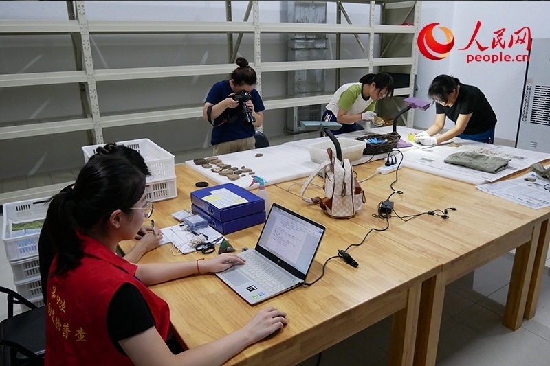 普查隊(duì)員們正在庫(kù)房?jī)?nèi)工作。人民網(wǎng)記者 韋衍行攝