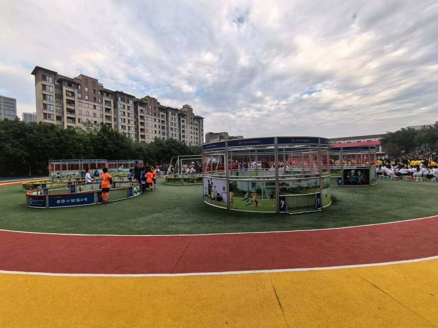 珊瑚魯能小學(xué)里的迷你足球場。 人民網(wǎng)記者 楊磊攝