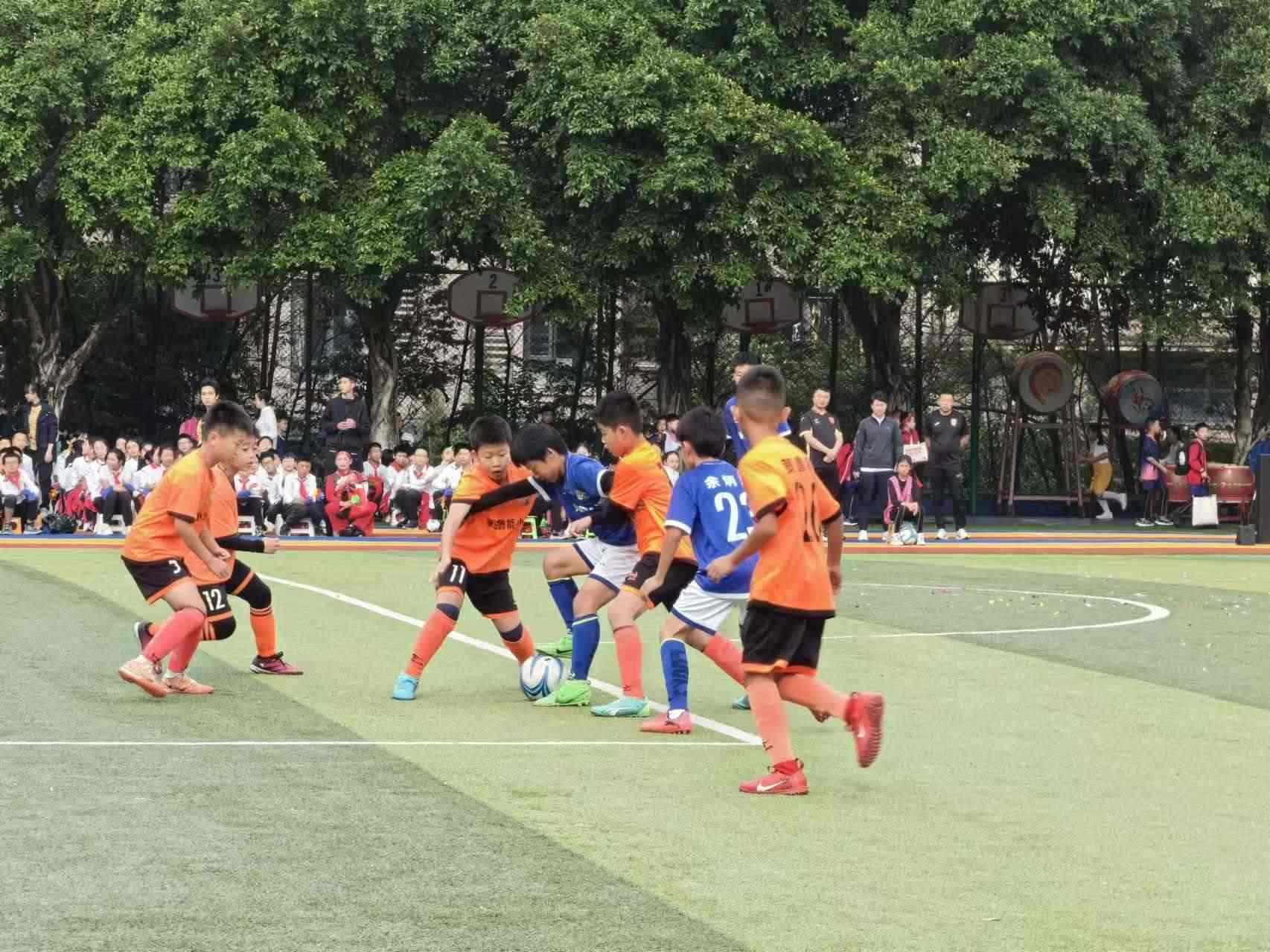 珊瑚魯能小學(xué)的學(xué)生們在進(jìn)行足球比賽。 人民網(wǎng)記者 楊磊攝