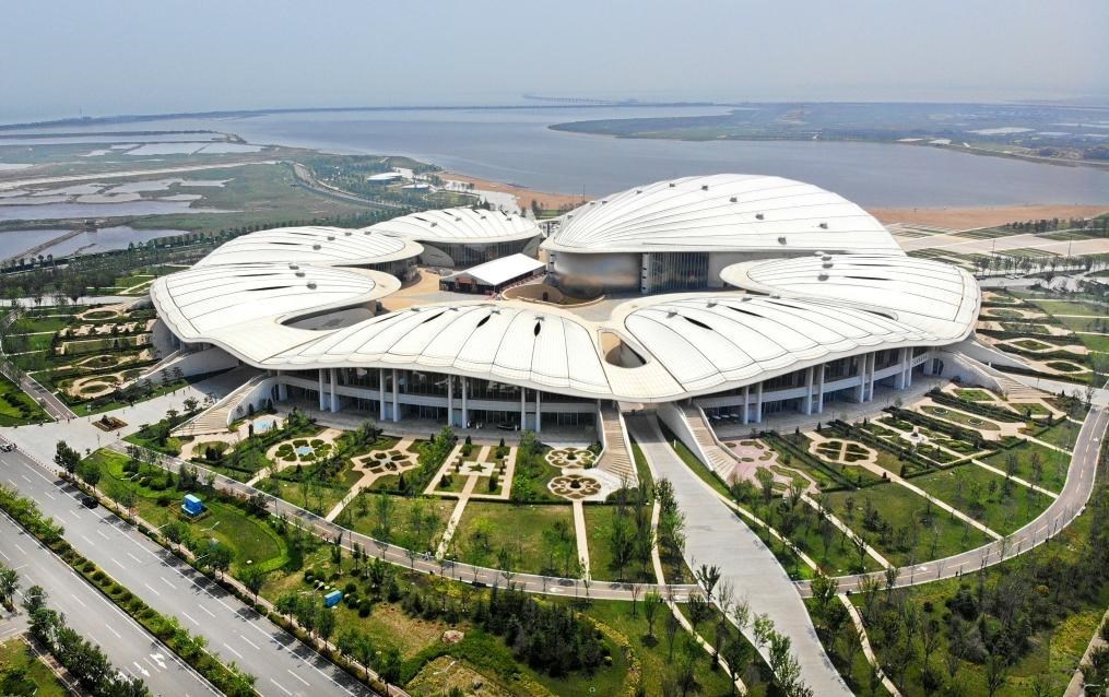 位于中國—上海合作組織地方經(jīng)貿(mào)合作示范區(qū)的青島·上合之珠國際博覽中心（2024年7月18日攝，無人機照片）。新華社記者李紫恒 攝