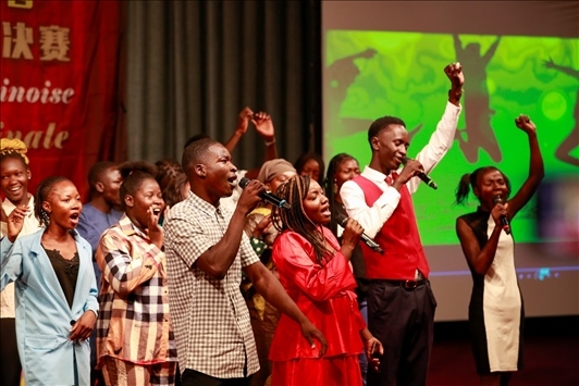 孔子學(xué)院的同學(xué)們演唱中文歌曲《明天會更好》。中國石油非洲公司供圖