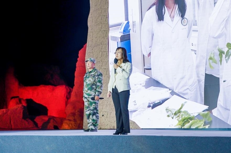 吳翠云（右一）在“何以中國·五星出東方”網(wǎng)絡主題宣傳活動現(xiàn)場演講。人民視頻供圖