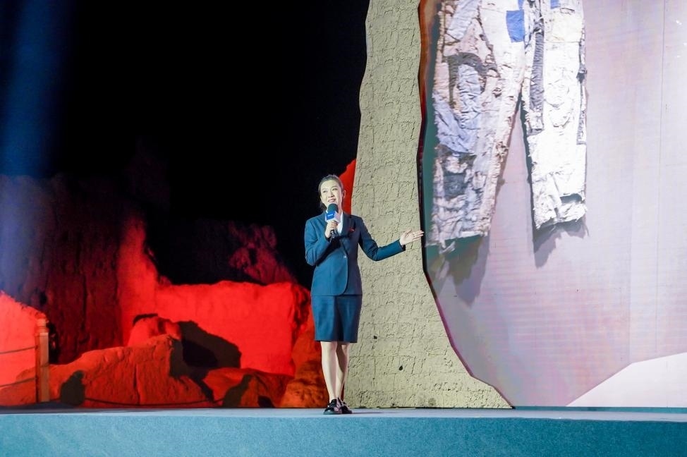 顧晨葉在“何以中國·五星出東方”網(wǎng)絡主題宣傳活動現(xiàn)場演講。人民視頻供圖