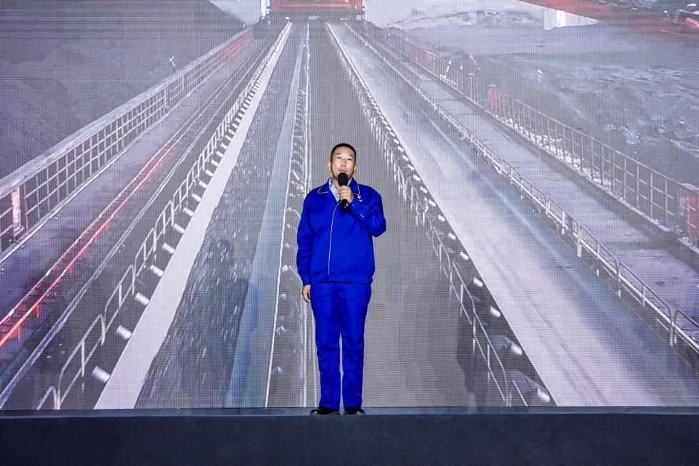 邵旭鵬在“何以中國·五星出東方”網(wǎng)絡主題宣傳活動現(xiàn)場演講。人民視頻供圖