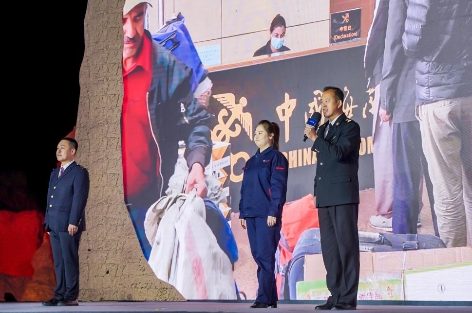 張曉波（右一）在“何以中國·五星出東方”網(wǎng)絡主題宣傳活動現(xiàn)場演講。人民視頻供圖