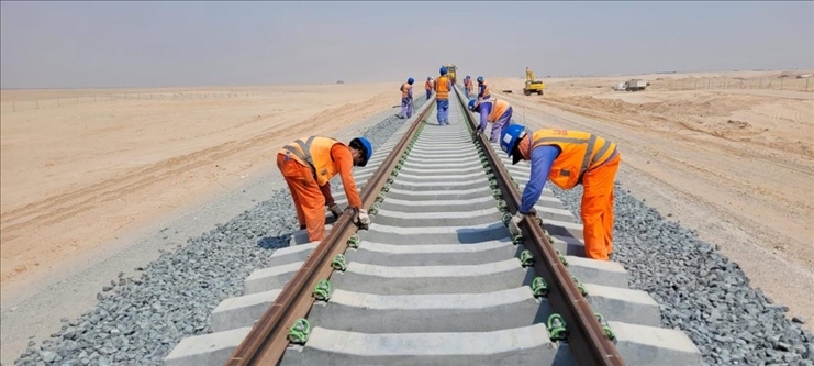 阿提哈德鐵路二期A標(biāo)項目施工中。中建中東供圖