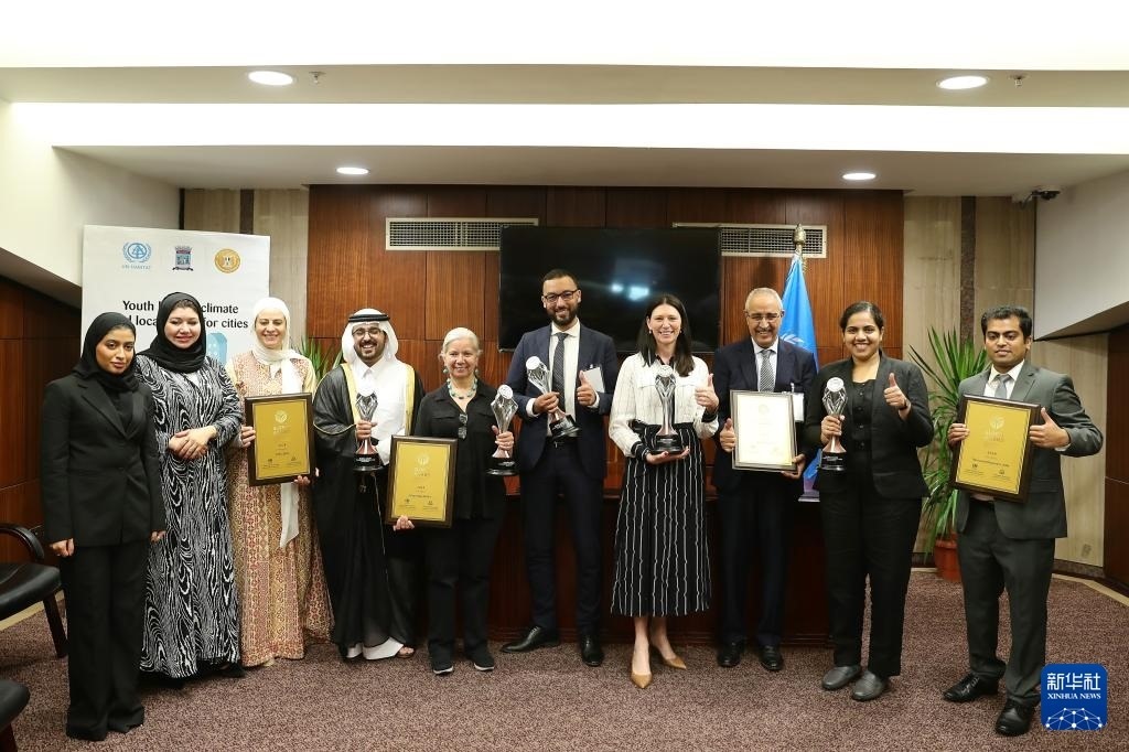10月31日，在埃及亞歷山大，獲得第二屆全球可持續(xù)發(fā)展城市獎(jiǎng)（上海獎(jiǎng)）的城市代表合影。新華社記者 王東震 攝