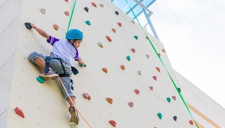 浙江臺州，正在學習攀巖課程的小學生