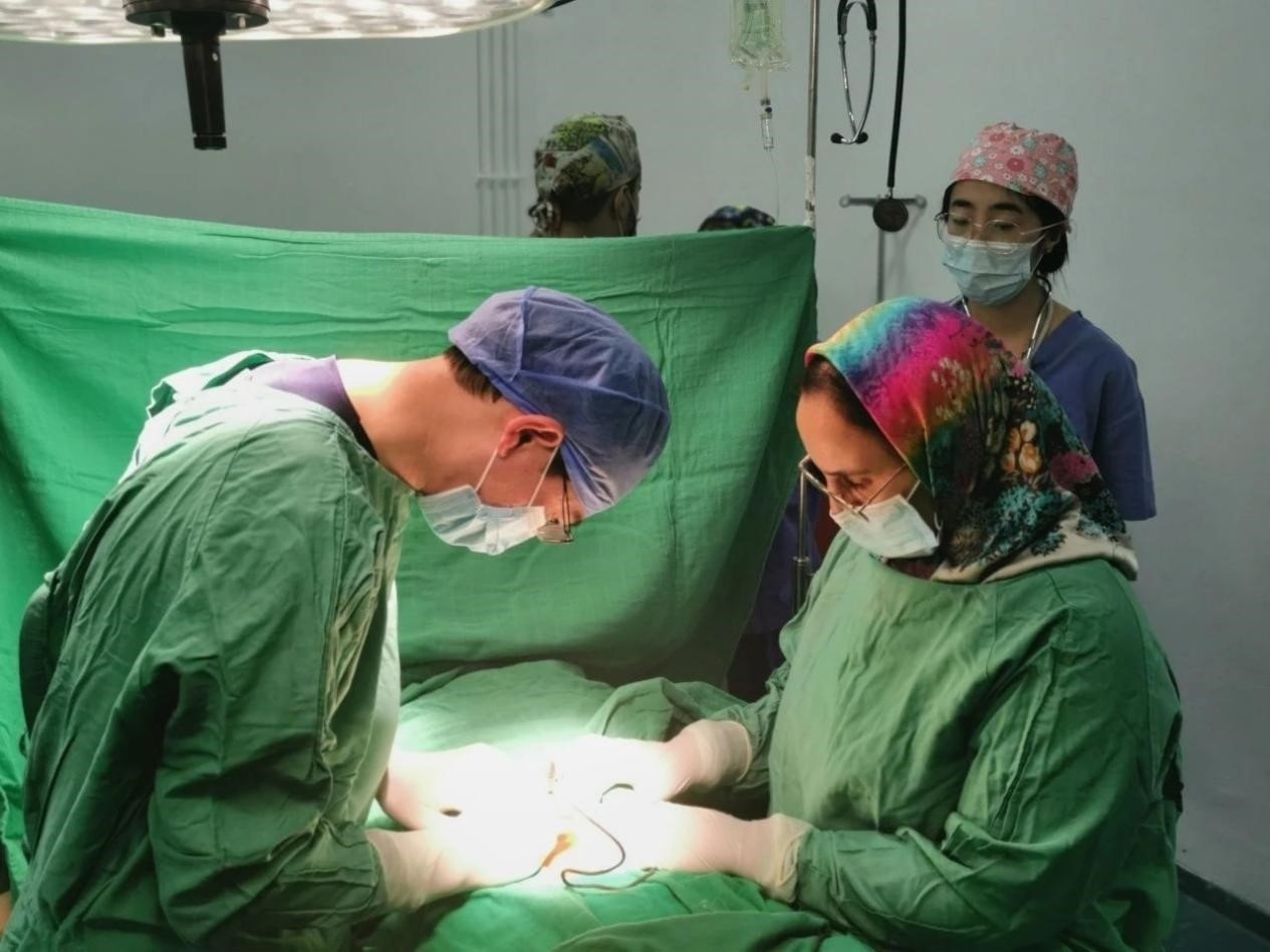 中國(guó)醫(yī)療隊(duì)員與當(dāng)?shù)蒯t(yī)生合作開(kāi)展手術(shù)。第196批中國(guó)援助摩洛哥醫(yī)療隊(duì)塞達(dá)特分隊(duì)供圖