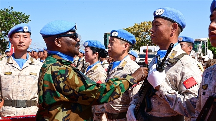 聯(lián)南蘇團西戰(zhàn)區(qū)司令多米尼克準將為維和官兵授勛。孫千攝