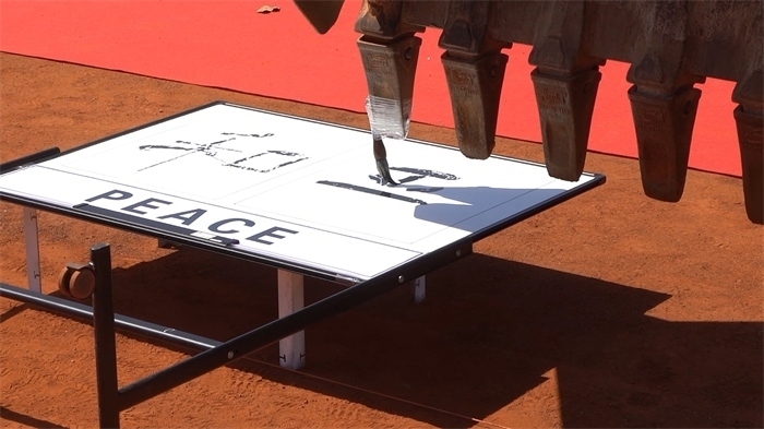 工程機械表演寫書法。王皓宇攝