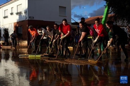 11月2日，居民在西班牙烏鐵爾清理房屋。新華社記者 孟鼎博 攝