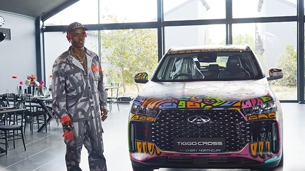 Samurai Farai和其汽車噴繪作品。人民網(wǎng) 張茜攝