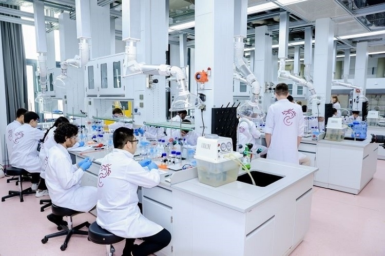 中外學(xué)生同堂做實(shí)驗(yàn)。深北莫供圖