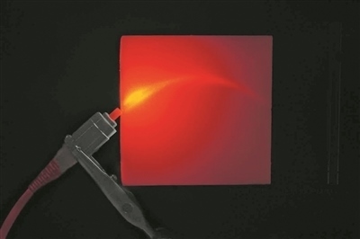 帶有彎曲通道的3D打印材料能引導并散射光。圖片來源：英國格拉斯哥大學