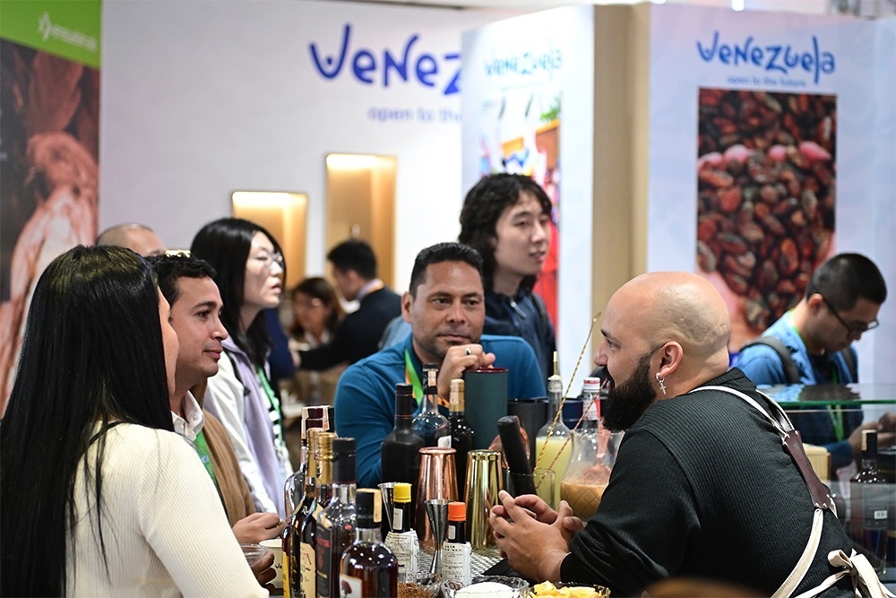 2023年11月9日，上海，觀眾在進博會委內(nèi)瑞拉館參觀、交流、洽談。