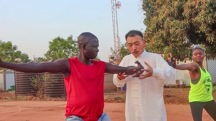 細(xì)心指導(dǎo)動(dòng)作。馬騫攝