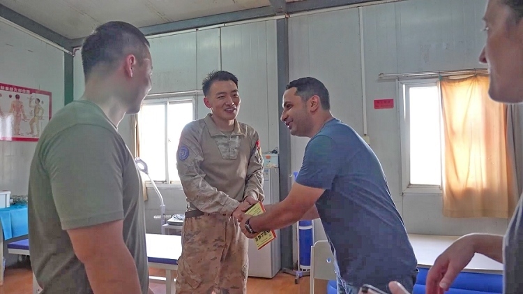 外國(guó)友人致謝。王軍杰攝