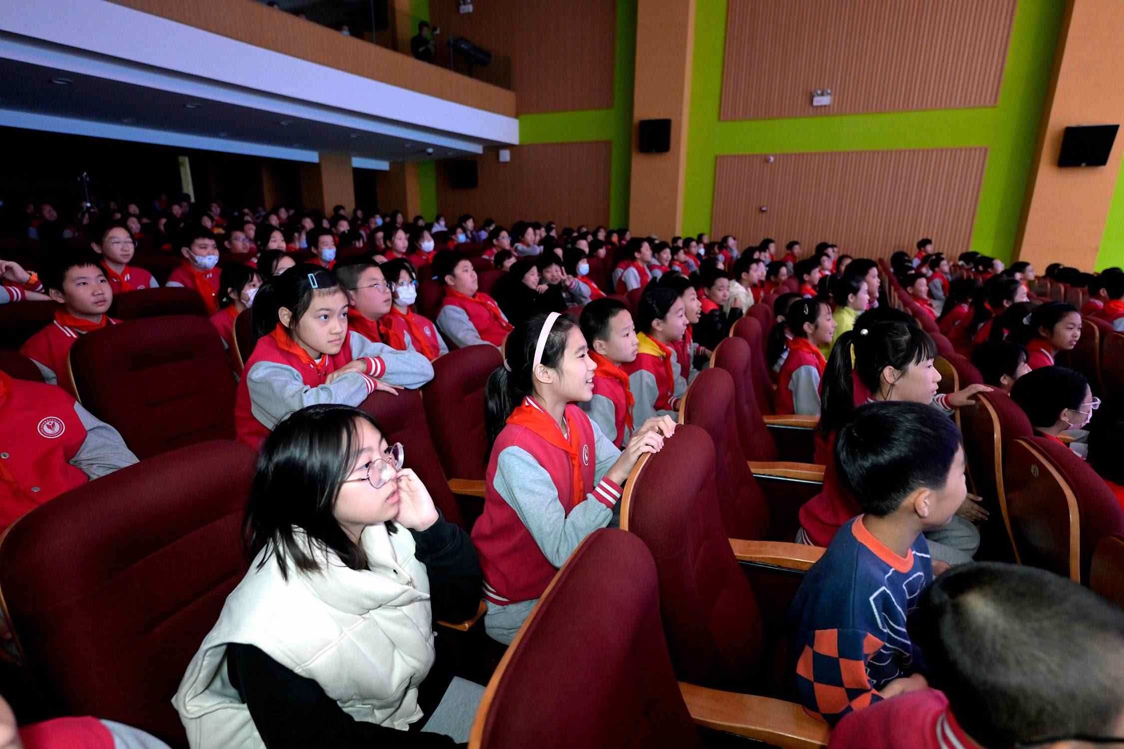 花校區(qū)學(xué)生現(xiàn)場歡呼照片。主辦方供圖