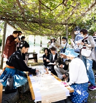 游客們在浙江體驗區(qū)品茶。