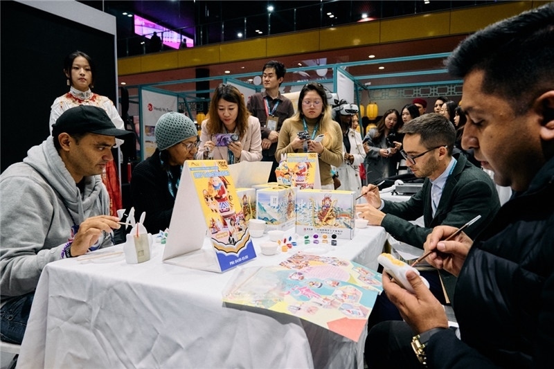 觀眾參加“兔兒爺”手工坊。楊浩鵬攝