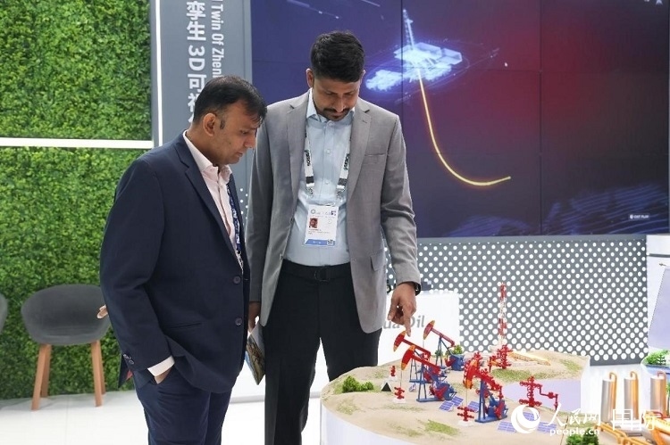 觀眾在了解中企產(chǎn)品。人民網(wǎng)記者任皓宇攝 