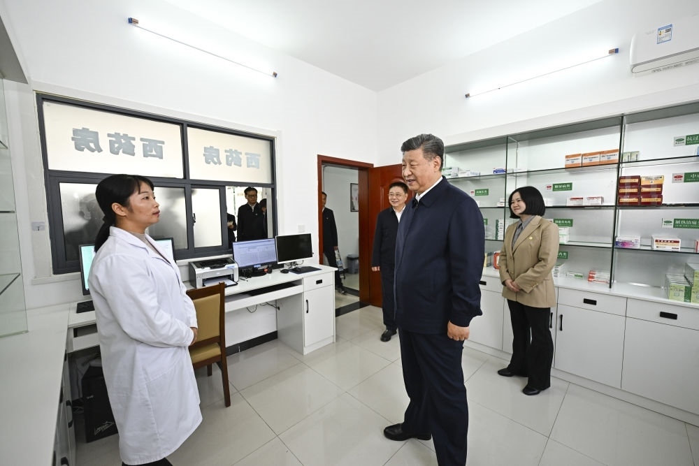 2024年11月5日，習(xí)近平在湖北省咸寧市嘉魚縣潘家灣鎮(zhèn)四邑村衛(wèi)生室考察。習(xí)近平指出：“要進一步加強黨建引領(lǐng)，抓住‘一老一小’這個重點，更加精準(zhǔn)有效地為群眾排憂解難?！? width=