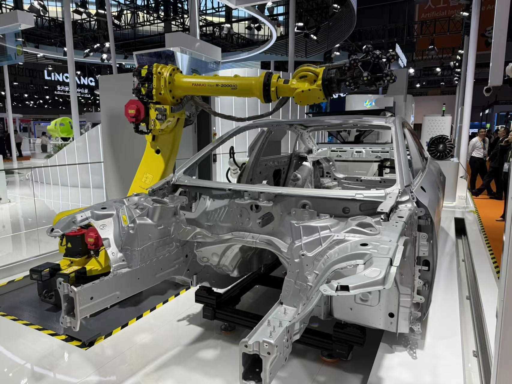 在汽車制造展區(qū)，高精度智能檢測裝備正在模擬檢測汽車車身。人民網(wǎng)記者 王仁宏攝