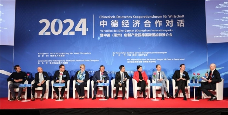 與會(huì)嘉賓在現(xiàn)場(chǎng)交流。主辦方供圖