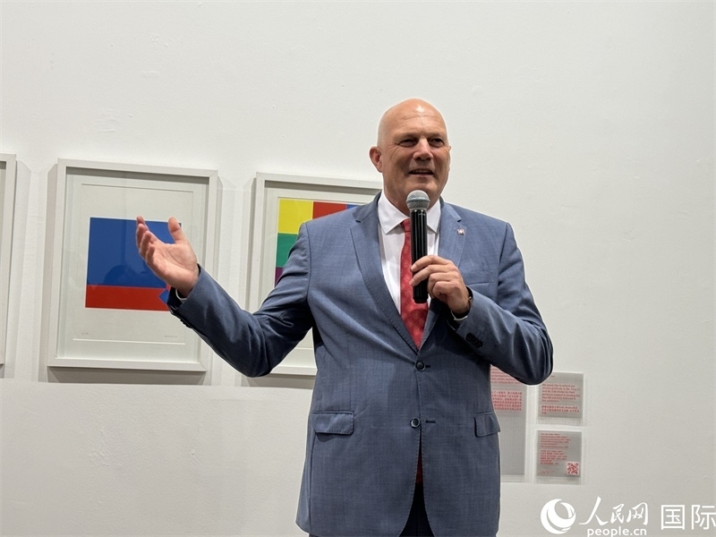 11月8日，瑞士駐華大使白瑞誼在“瑞士經(jīng)典設(shè)計(jì)展”開(kāi)幕式上發(fā)表致辭。（人民網(wǎng) 謝瑩攝）