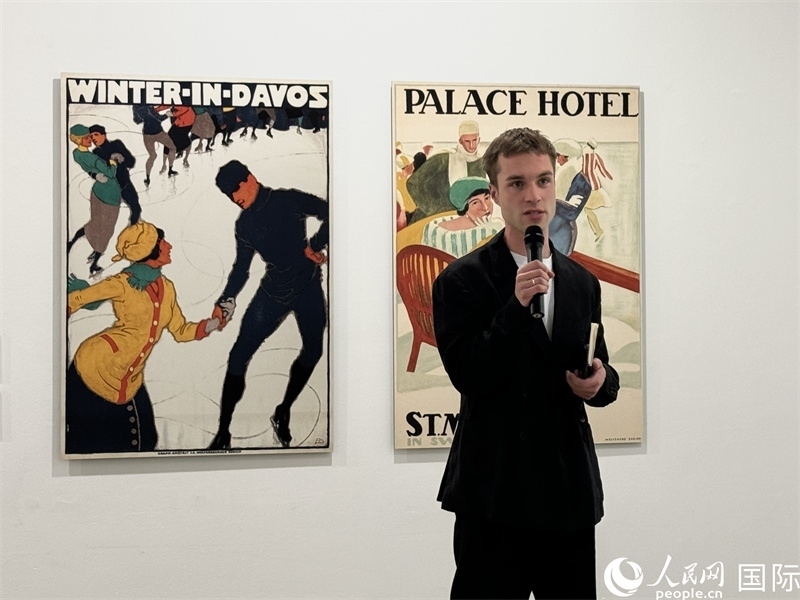 11月8日，“瑞士經(jīng)典設(shè)計(jì)展”策展人言照壁向與會(huì)嘉賓導(dǎo)覽。（人民網(wǎng) 謝瑩攝）