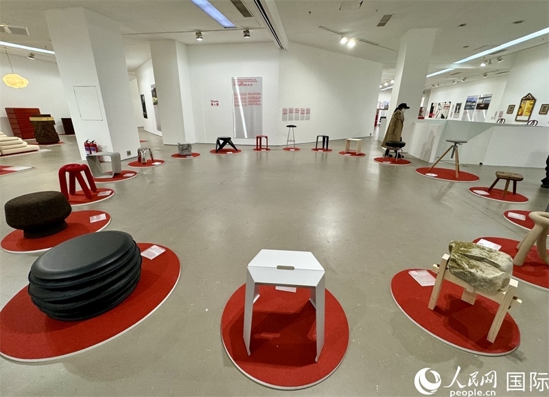 11月8日，瑞士經(jīng)典設(shè)計(jì)展現(xiàn)場(chǎng)。（人民網(wǎng) 謝瑩攝）