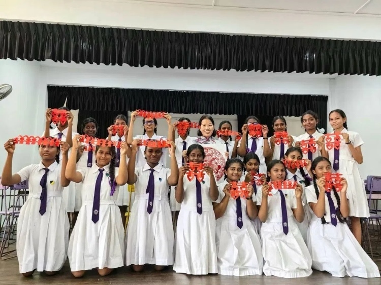 斯里蘭卡學(xué)生展示剪紙作品。圖片由主辦方提供