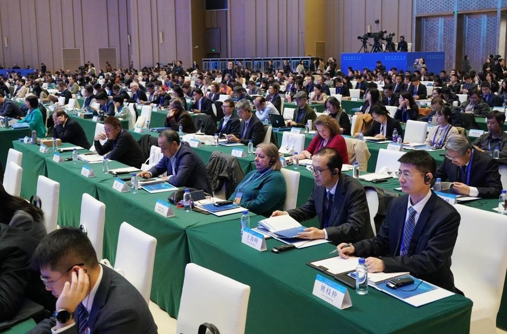 11月7日，中外嘉賓在首屆世界古典學(xué)大會開幕式現(xiàn)場聽會。新華社記者 張晨霖 攝