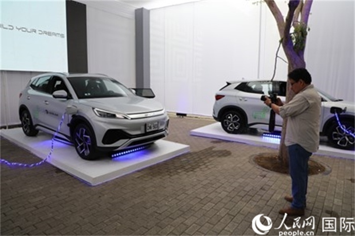 圖為秘魯媒體記者正在拍攝現(xiàn)場展出的比亞迪電動汽車。 人民網(wǎng)記者姜波攝