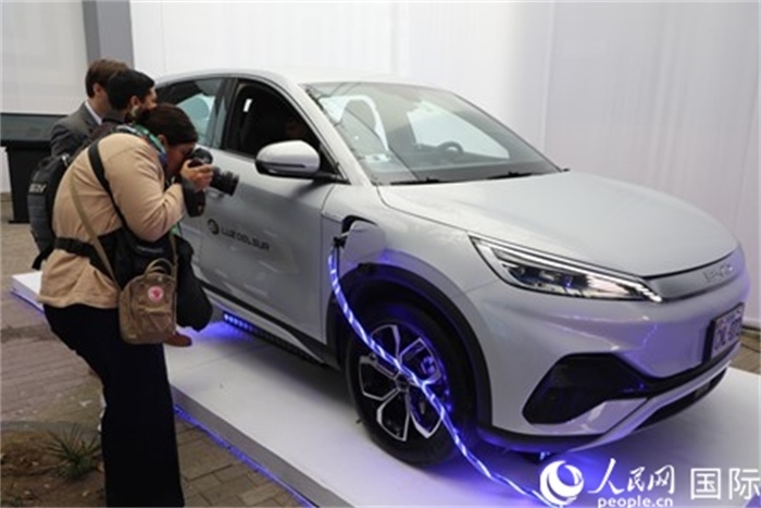 圖為秘魯媒體記者正在拍攝現(xiàn)場展出的比亞迪電動汽車。 人民網(wǎng)記者姜波攝