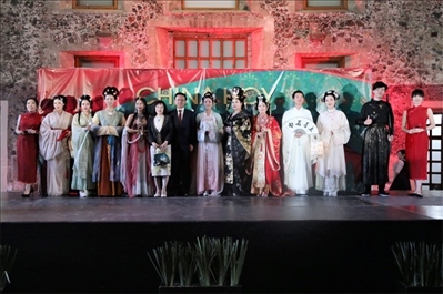 墨西哥華人婦女聯(lián)合總會木蘭藝術(shù)團(tuán)的中國古代服裝表演。主辦方供圖