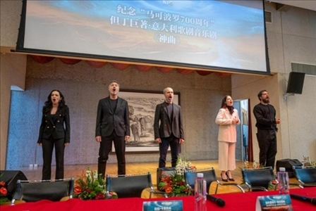 發(fā)布會現(xiàn)場，主創(chuàng)表演音樂劇片段。主辦方供圖