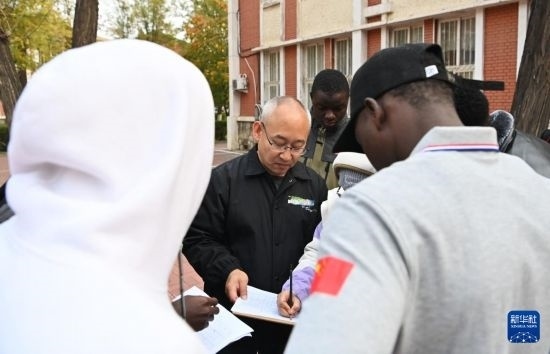在天津鐵道職業(yè)技術(shù)學(xué)院，老師指導(dǎo)幾內(nèi)亞學(xué)員使用測距儀器（11月11日攝）。新華社記者 李然 攝