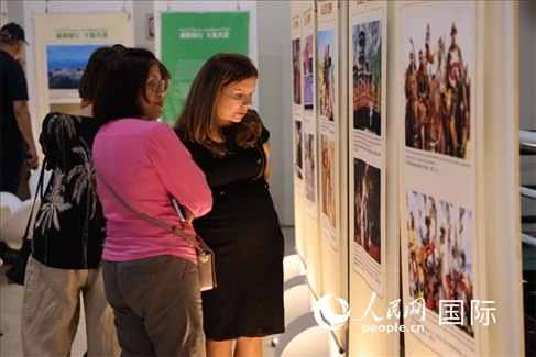 圖為當(dāng)?shù)赜^眾在圖片展現(xiàn)場(chǎng)欣賞作品，張志文攝