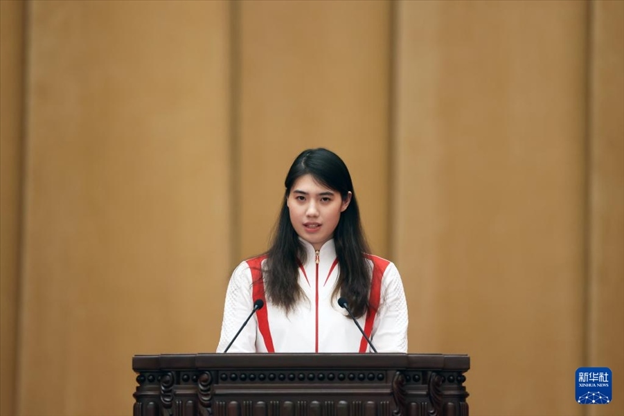 11月15日，游泳運(yùn)動(dòng)員張雨霏在報(bào)告會(huì)上發(fā)言。新華社記者 李明 攝